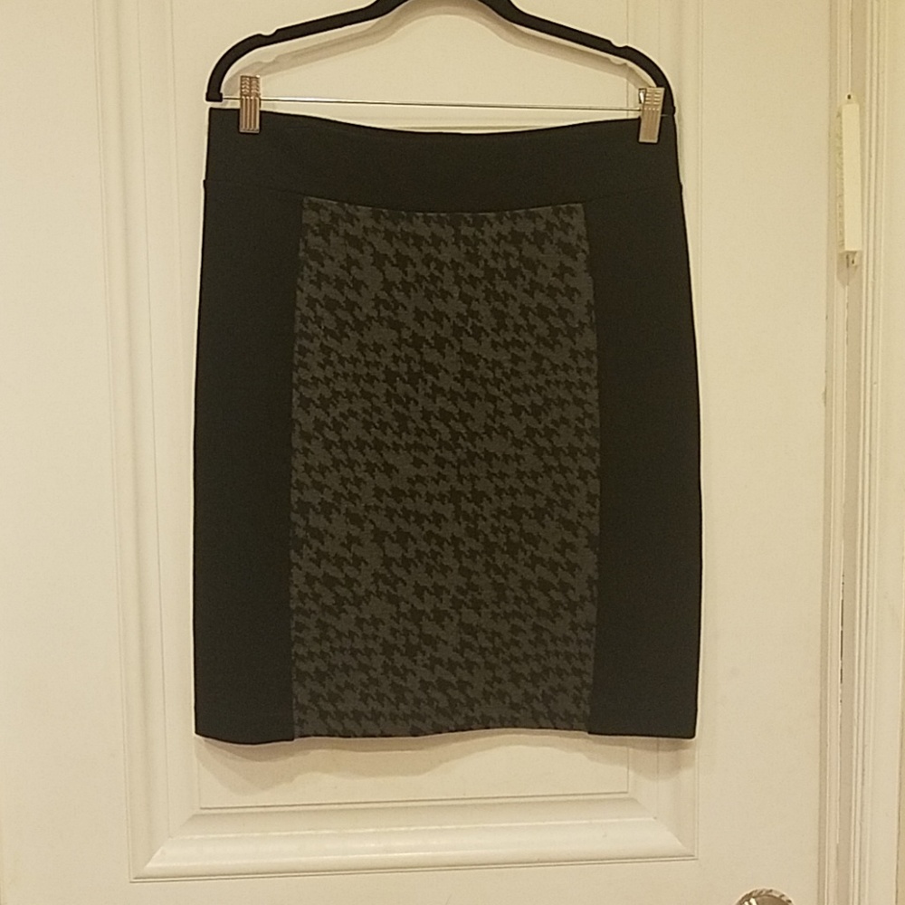 Kensie | Black and gray skirt